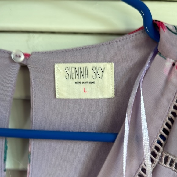 Purple dress with flowers - Picture 4 of 4